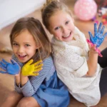 حضانة موني لاند الأطفال يلعبون بالألوان