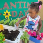 يوم الزراعة بالحضانة مع إحدى الطالبات